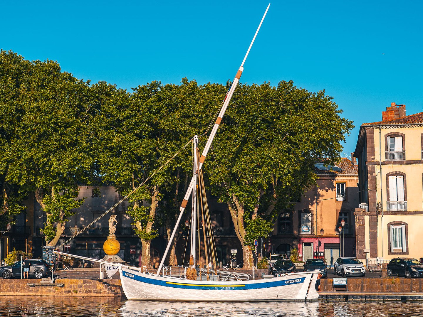 Le bateau-bœuf L’Espérance amarré sur l’Hérault au pied de la Cathédrale Saint-Étienne d’Agde