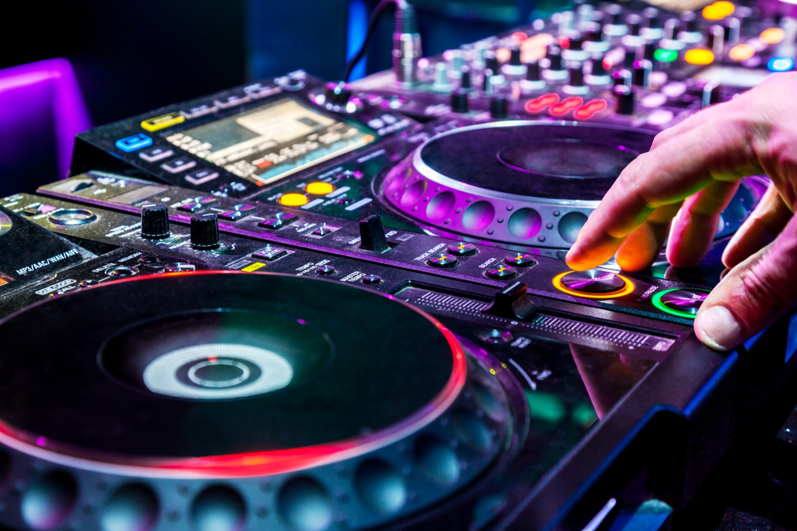 Platines de DJ éclairées pendant une soirée