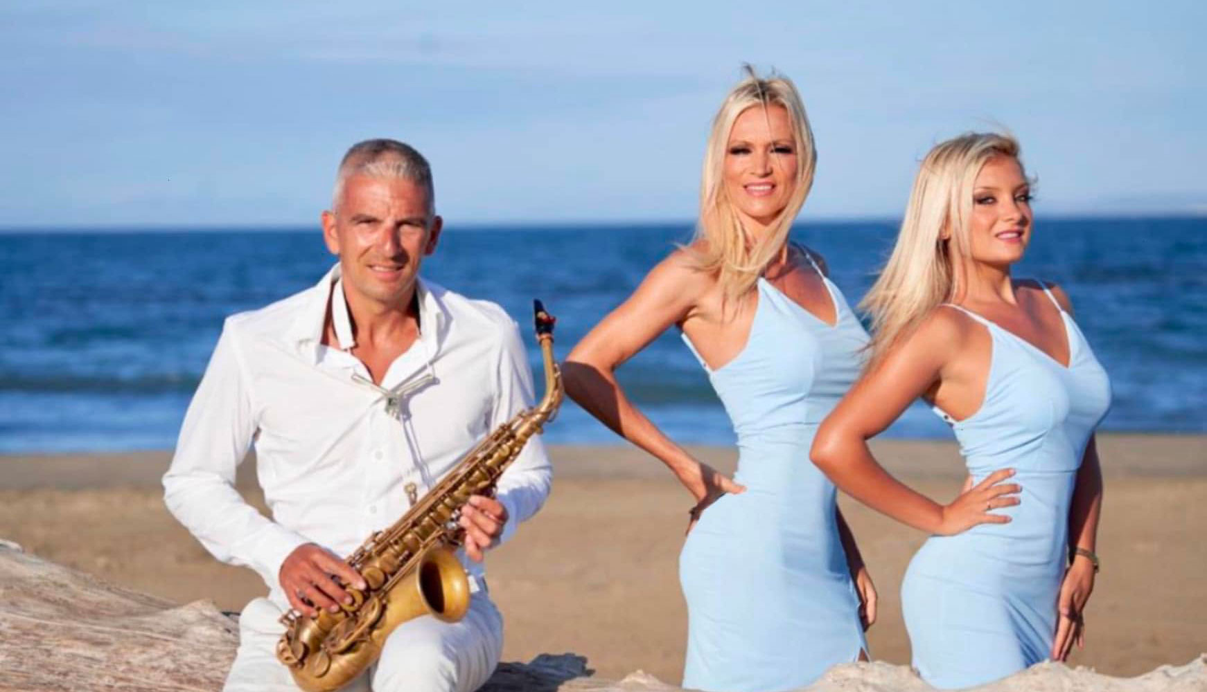 Doris et François Sax au bord de la mer