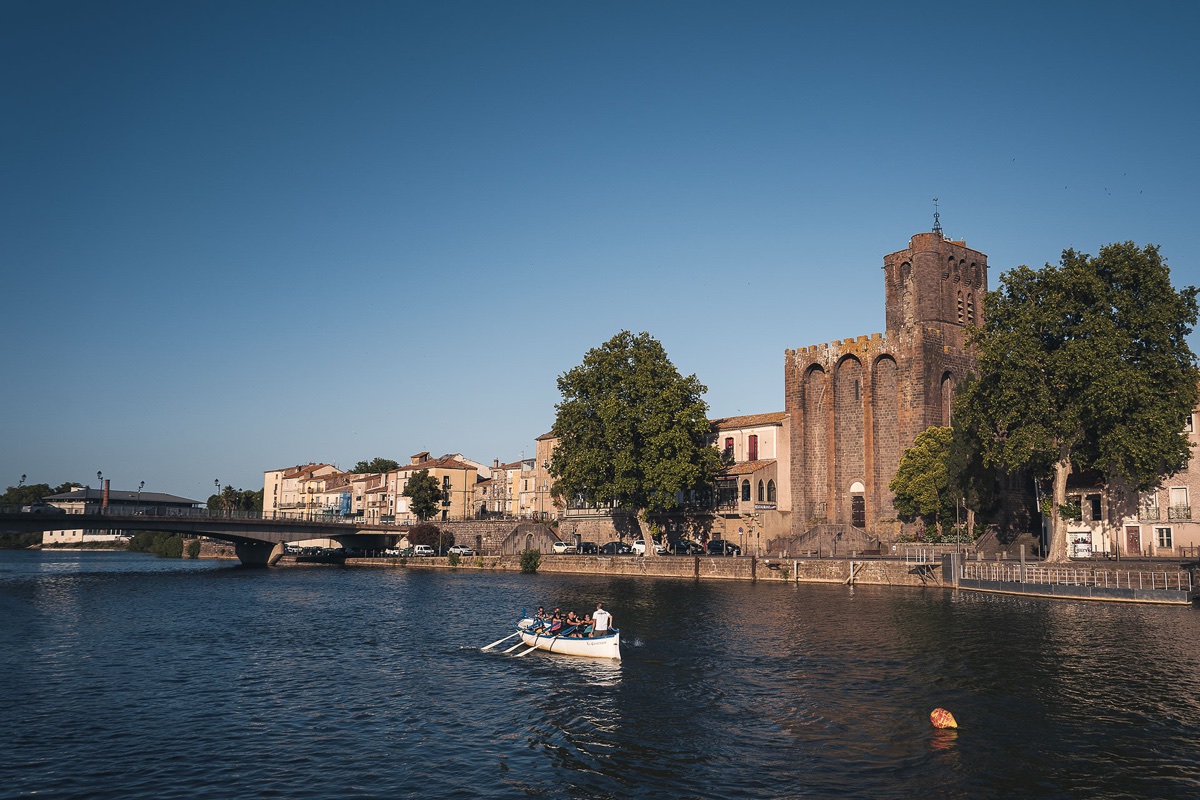L’Hérault devant la Cathédrale Saint-Étienne d’Agde