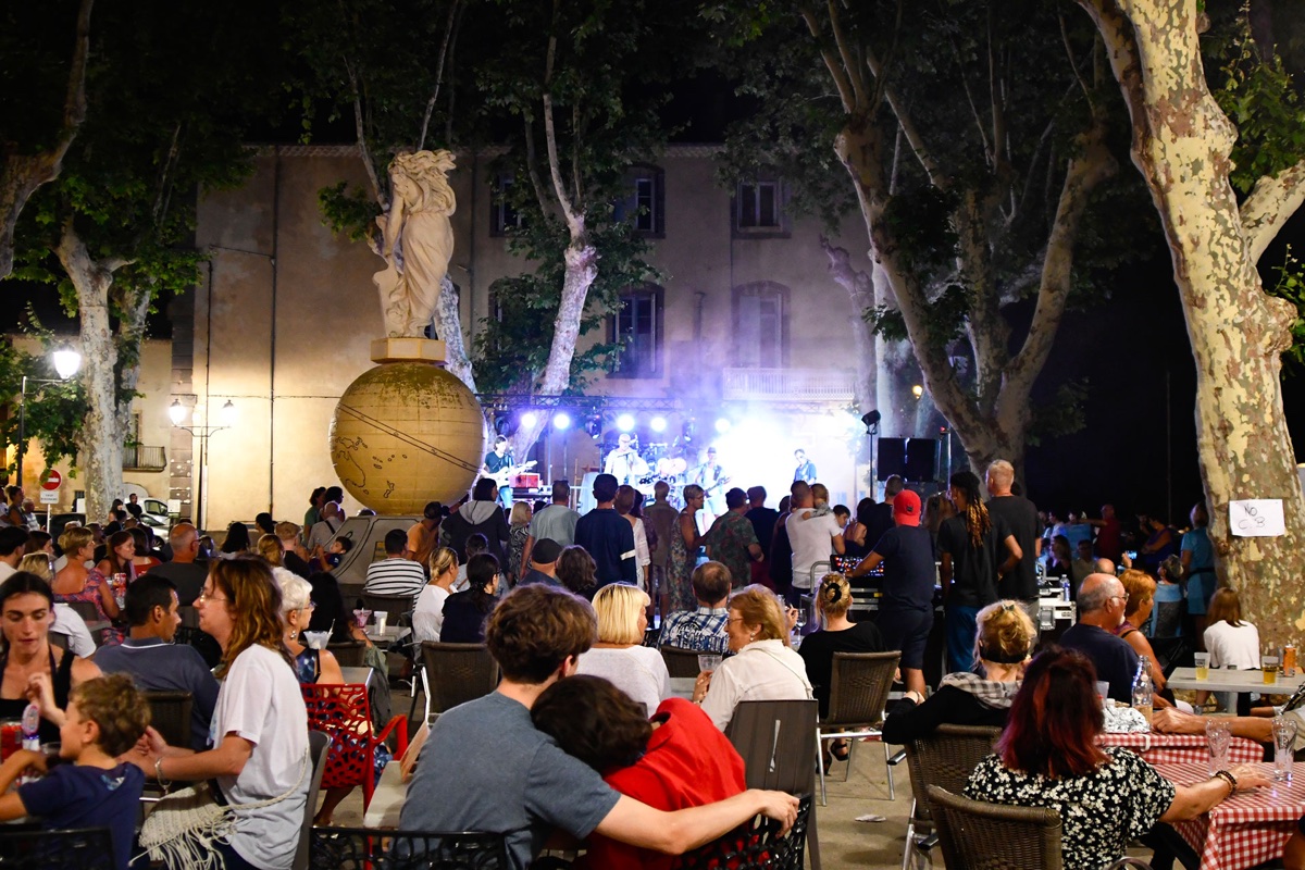 Soirée animée place de la Marine à Agde