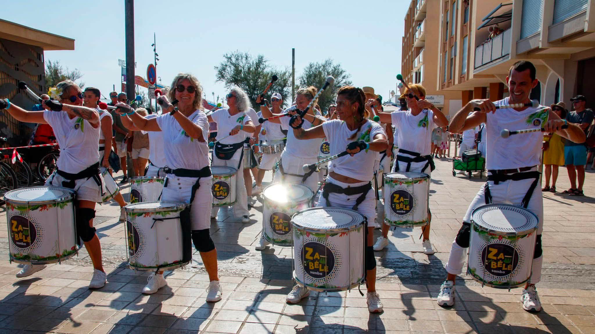 La batucada Zabélé Samba en pleine déambulation
